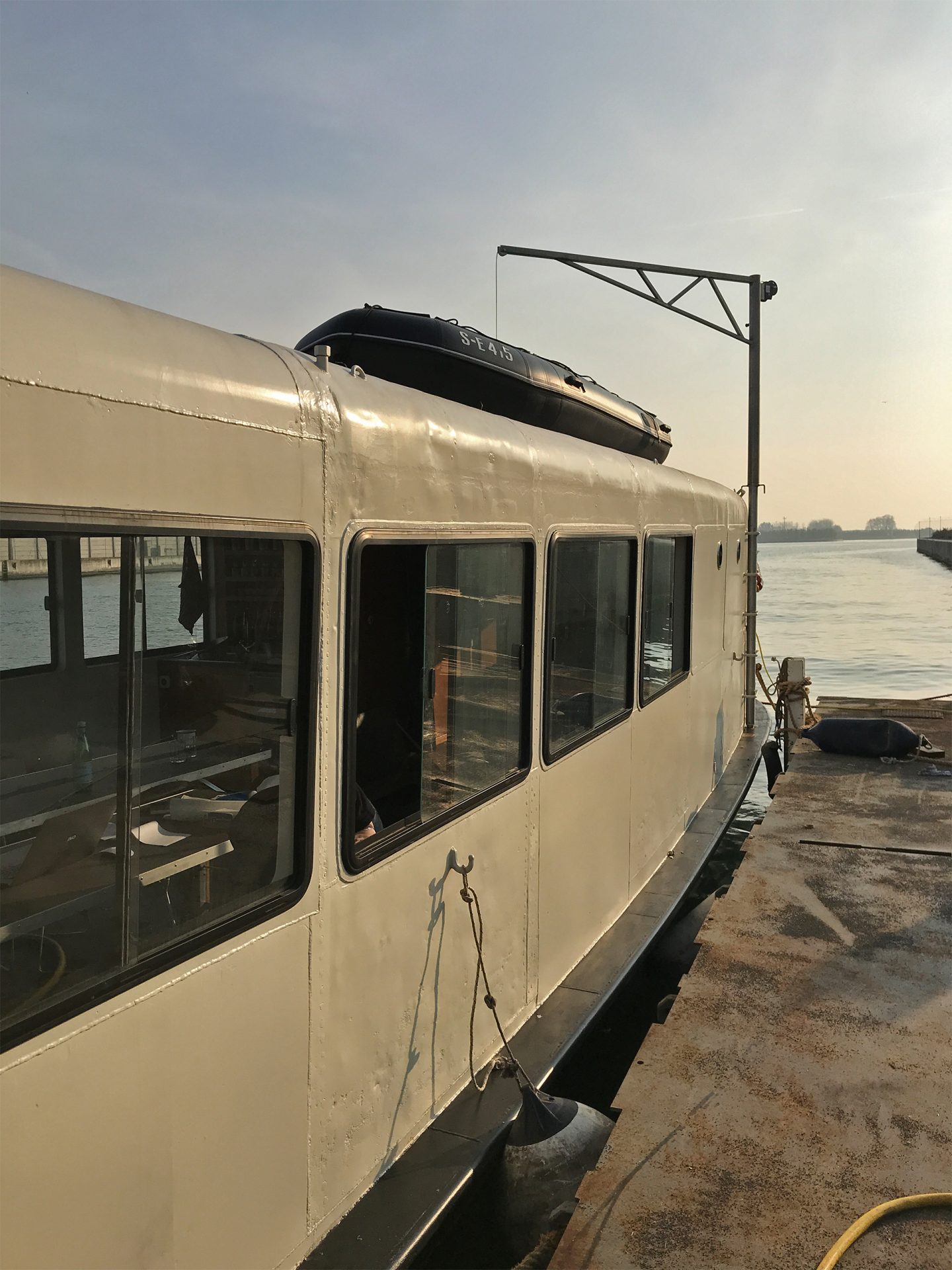 Das Schlauchboot muss aufs Dach